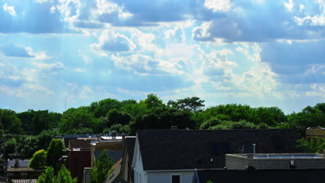 Lapso-De-Tiempo-Del-Barrio-Urbano-Con-Nubes-Rodantes-Durante-El-Día-A-La-Oscuridad