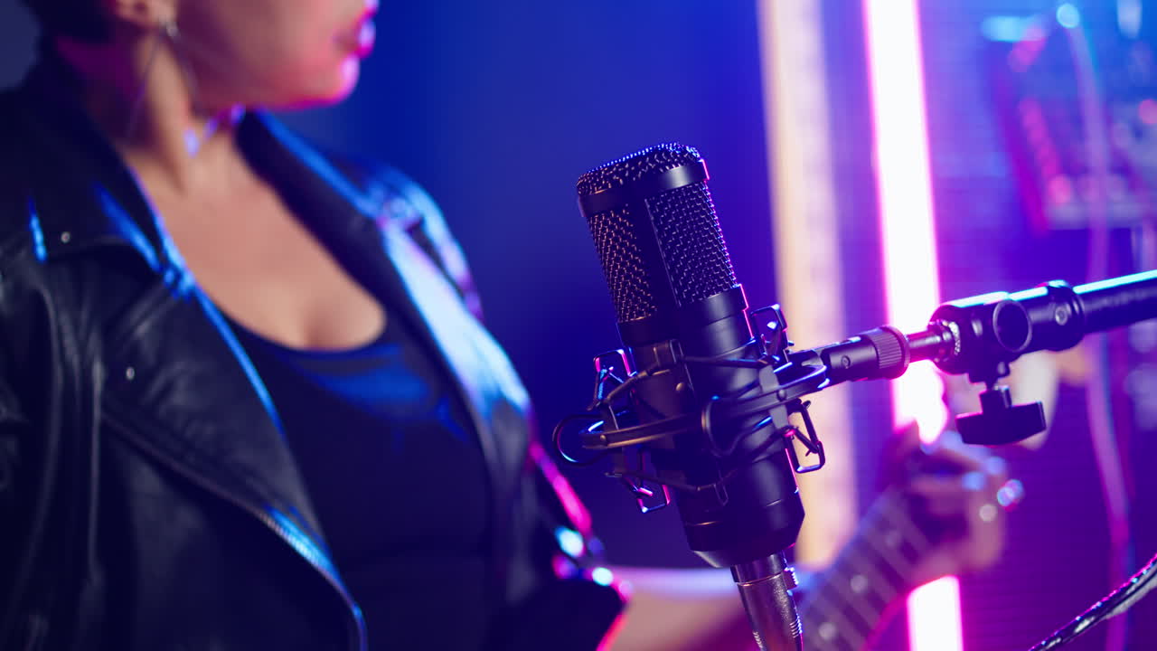 마이크로 노래 하는 여자