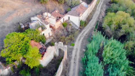 tomada de drones de viejas ruinas agrícolas abandonadas