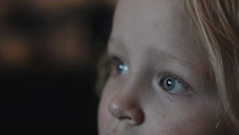 niña bebé mirando fijamente la pantalla de la televisión siendo atraída por algo curioso