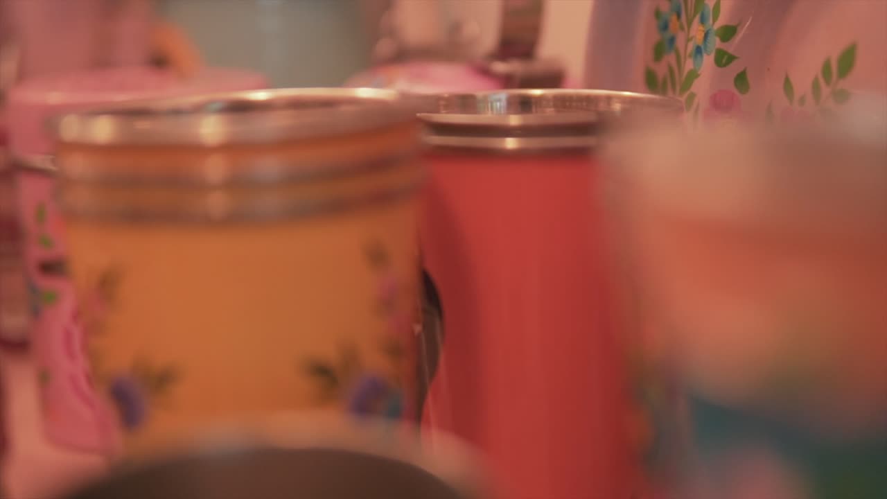 primer plano de coloridos cubos de basura de acero en una tienda