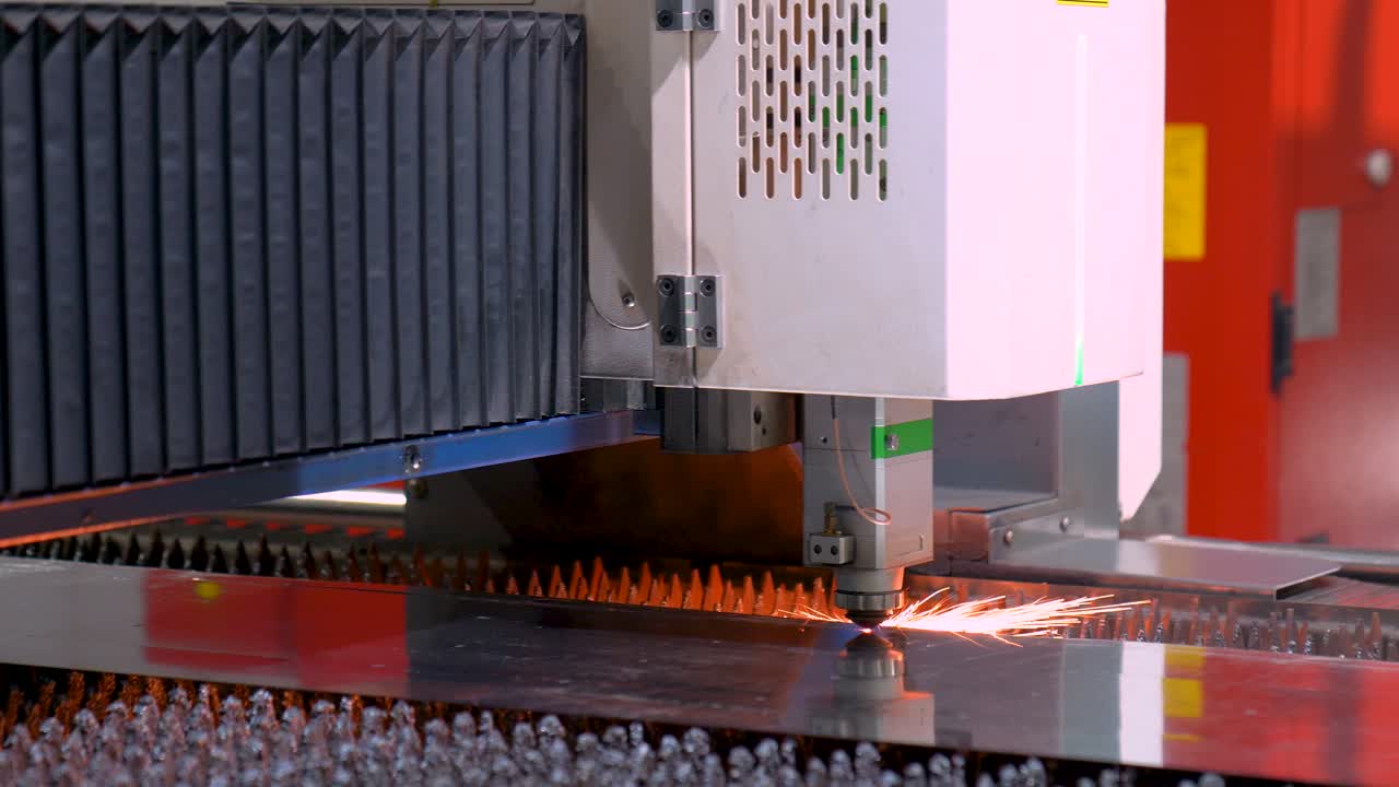 Primo piano di una macchina CNC che taglia con precisione una lamiera d'acciaio durante il processo di produzione