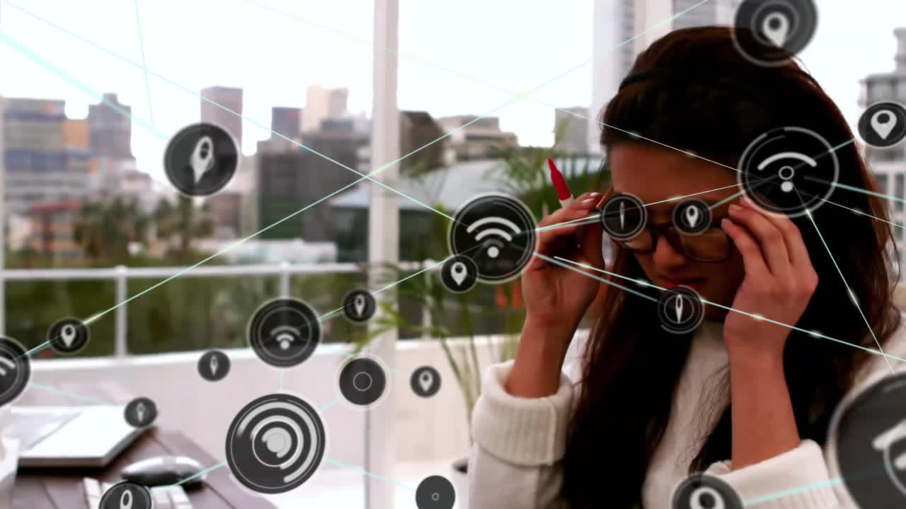 animación de la red de conexiones con iconos wifi sobre mujer de negocios caucásica en la oficina