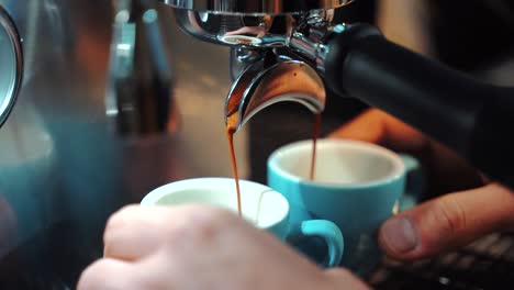 barista de cultivos usando la máquina de café en la cafetería