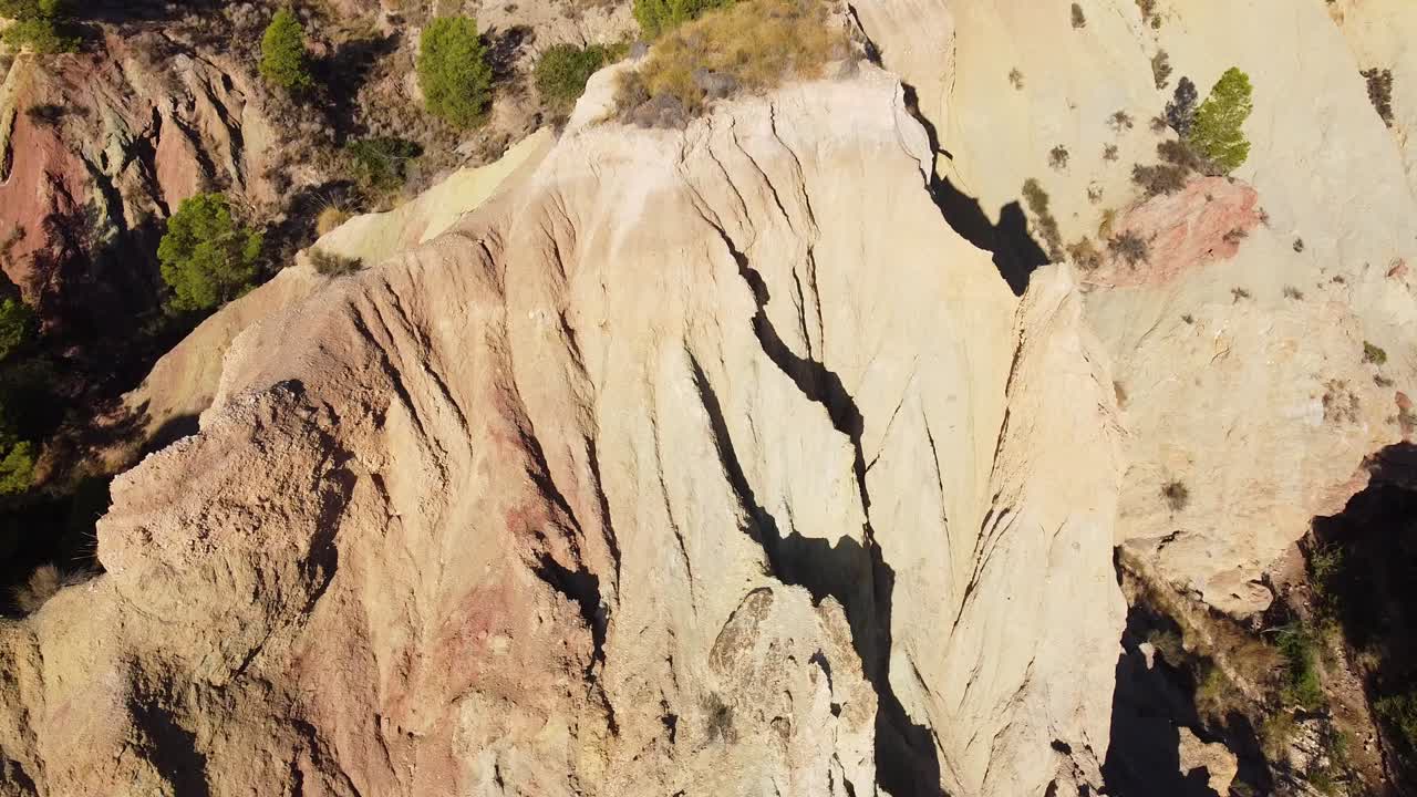 mirando hacia abajo las empinadas paredes del cañón del área silvestre de monnegre en alicante provincia de españa desde un dron