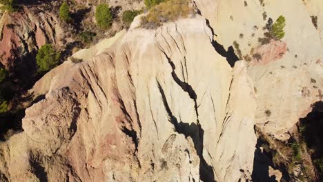 Mirando-Hacia-Abajo-Las-Empinadas-Paredes-Del-Cañón-Del-área-Silvestre-De-Monnegre-En-Alicante-Provincia-De-España-Desde-Un-Dron