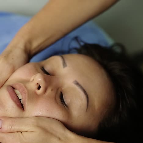 mujer en el salón de spa