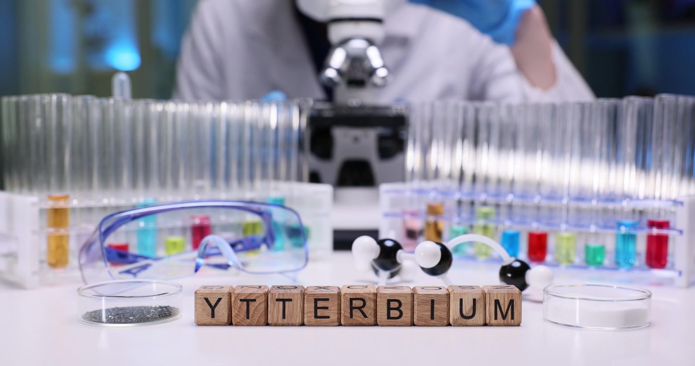 Araştırma için çeşitli laboratuvar ortamlarında yürütülen iterbiyumun detaylı bilimsel keşfi.