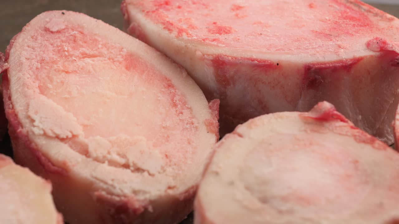 Close-up de Ossos de Carne Bovina Crua Fatiados