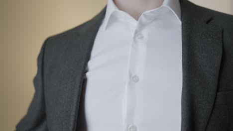 hombre de traje gris y camisa blanca