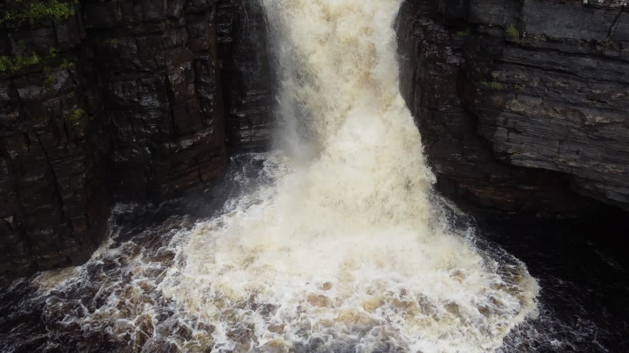 높은 힘, 폭포 호수 지구 컴브리아 영국 공중 공개 크레인 샷 4k 2021년 여름
