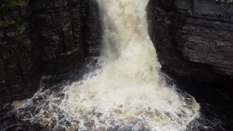 alta fuerza, cascada lago distrito cumbria reino unido revelación aérea grúa tiro 4k verano 2021