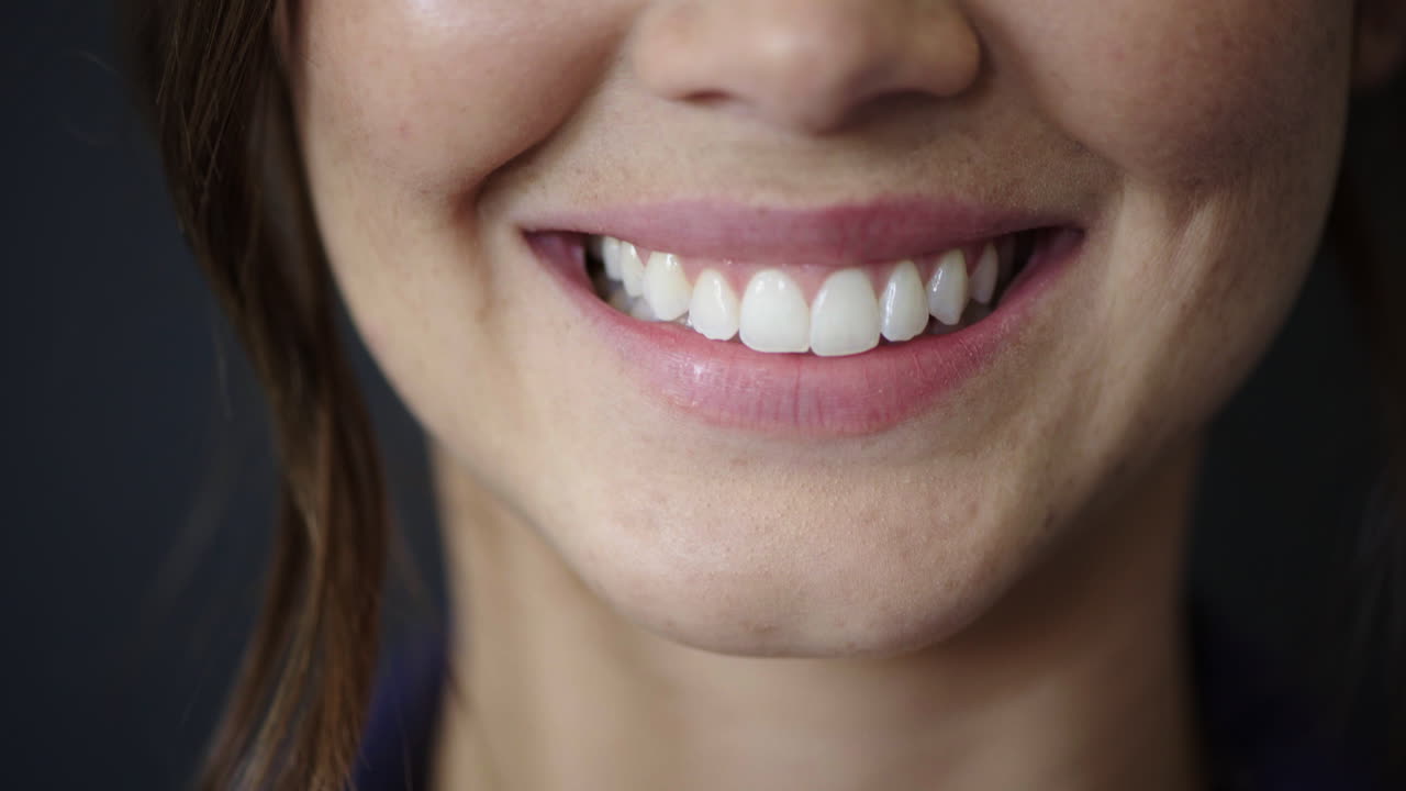 cerca de la boca de la mujer sonriendo mostrando dientes blancos saludables concepto de salud dental