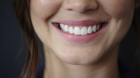 Cerrar-La-Boca-De-La-Mujer-Sonriendo-Mostrando-Dientes-Blancos-Sanos-Concepto-De-Salud-Dental