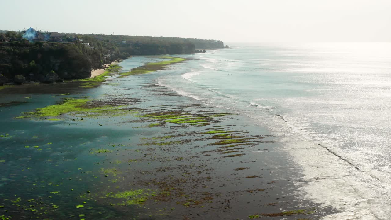 la ciudad de bingin en los acantilados de uluwatu durante la marea baja