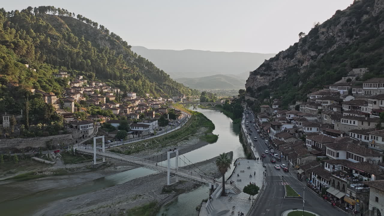 Berat Albania Udara v20 terbang rendah di atas sungai Osum menangkap pemandangan indah lingkungan Gorica, dengan rumah-rumah tradisional era Ottoman saat matahari terbenam - Direkam dengan Mavic 3 Pro Cine - 11 Juli 2024