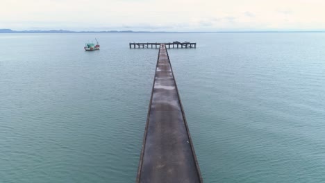 Drohnenaufnahme-Eines-Piers,-Der-Ins-Meer-Führt