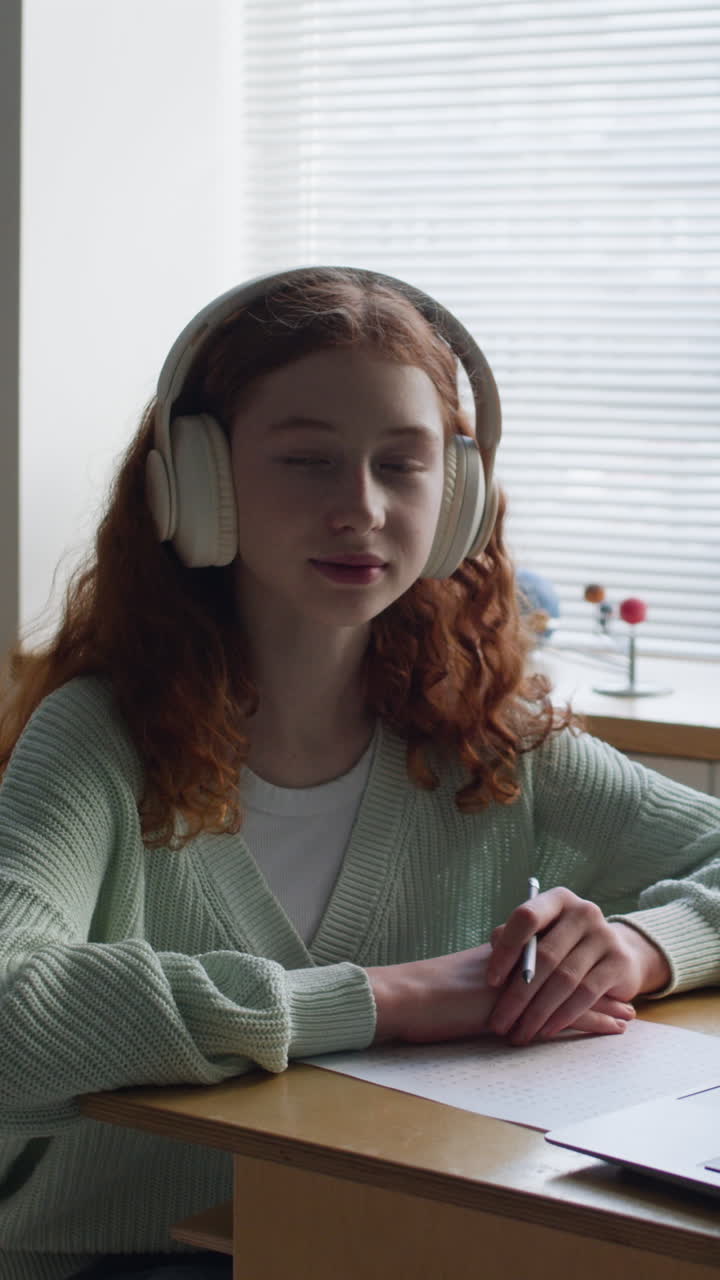 una adolescente que estudia en línea