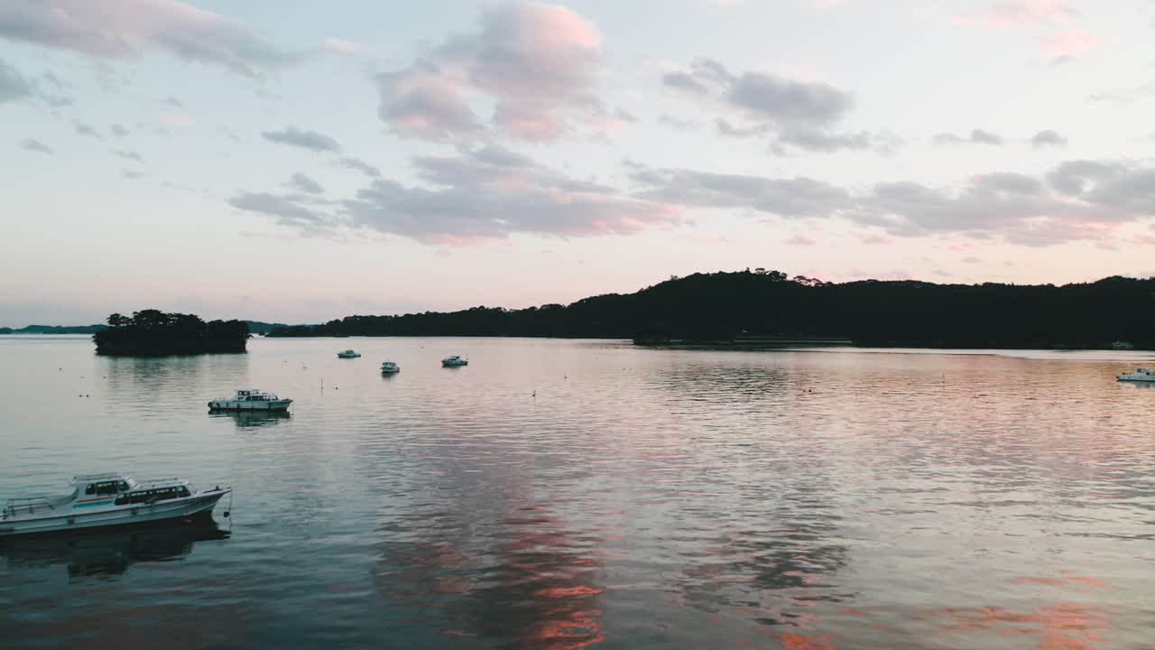 barcos y yates amarrados en las tranquilas aguas de la bahía de matsushima en japón - toma aérea de drones
