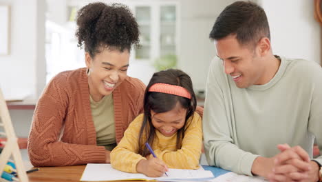 familia feliz, aprendizaje y padres con niña
