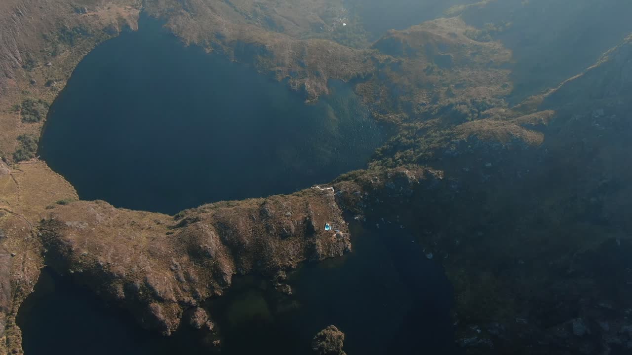 Metraje aéreo en 4K con dron sobre las dos primeras lagunas de Pichgacocha desde Ambo, Huánuco, Perú, en la cordillera de los Andes.