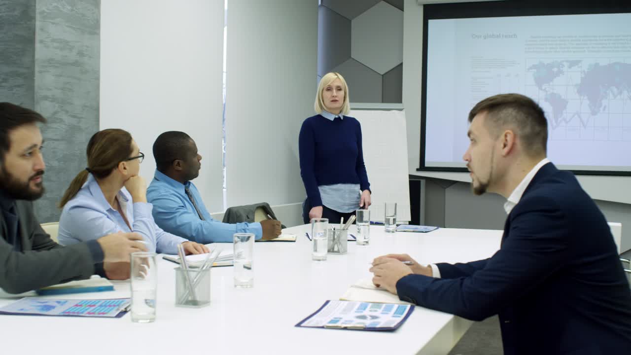 mujer de negocios caucásica hablando en un seminario