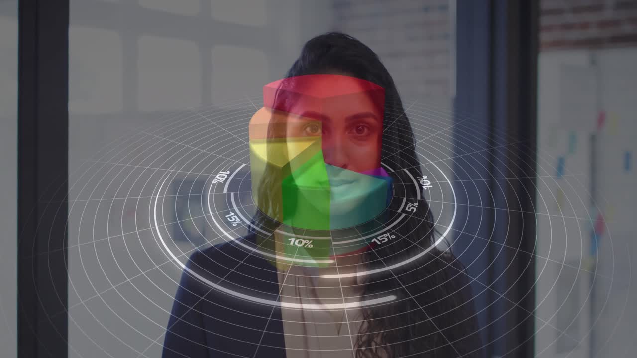 animación del procesamiento de datos sobre una mujer de negocios biracial sonriendo