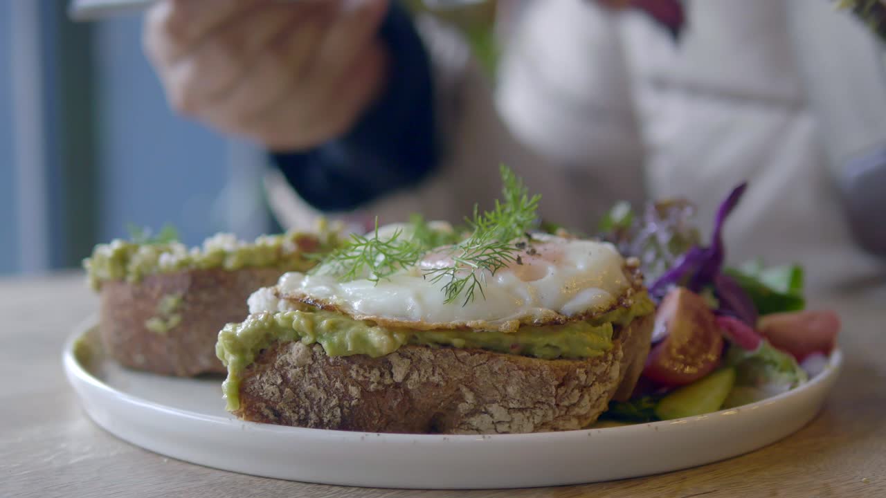 긴 달 과 러드 와 함께 아보카도 토스트