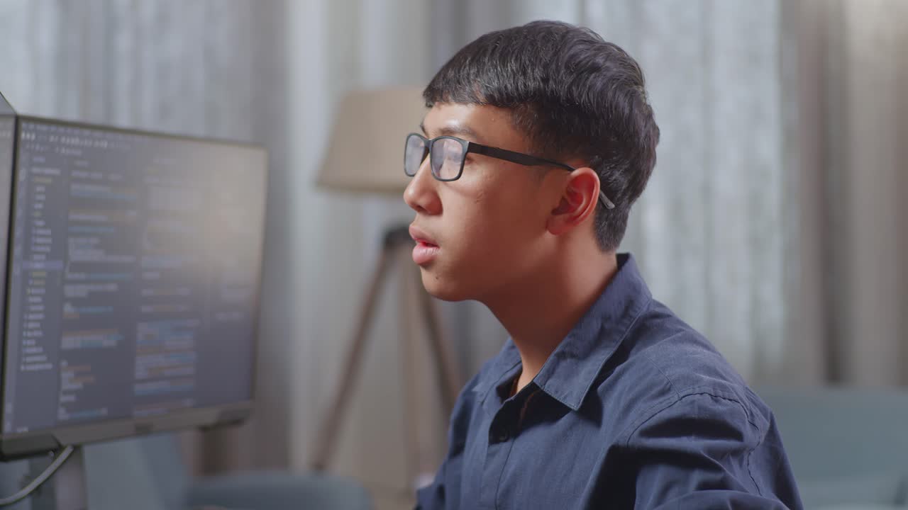 10代のプログラマーが自宅でストレッチ