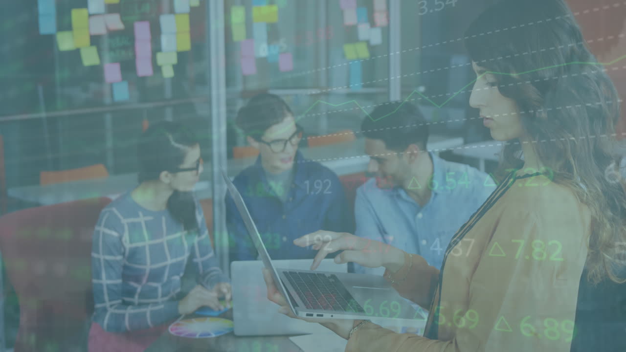 animación del procesamiento de datos financieros sobre diversas personas de negocios que utilizan computadora en la oficina