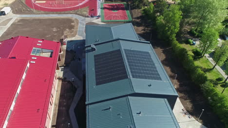 paneles solares en la azotea de una escuela para energía alternativa y limpia - vista aérea