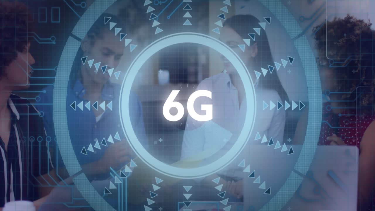 로딩 서클에 화살표가 있는 6g 텍스트의 애니메이션, 다양한 동료들이 사무실에서 아이디어를 공유합니다.