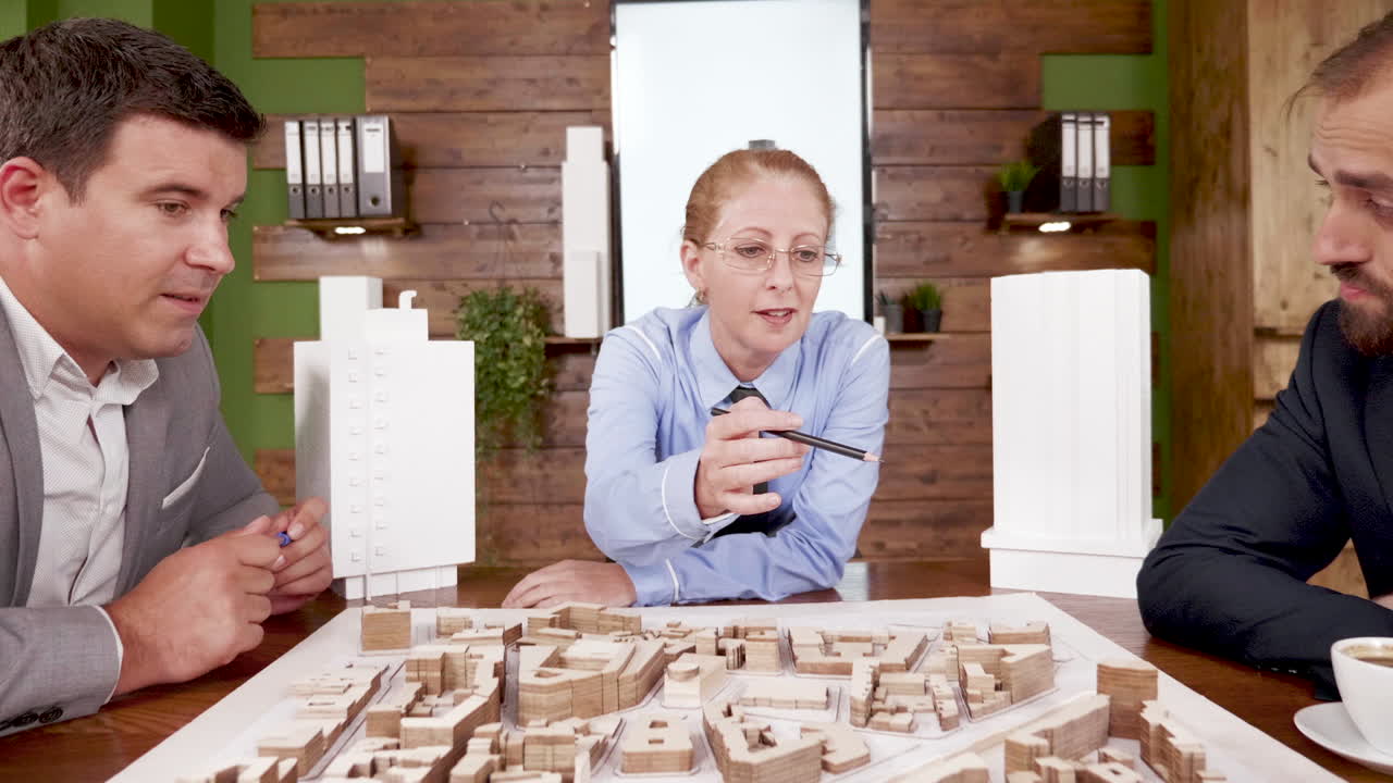 건축가 팀이 새로운 부동산 프로젝트에 대해 논의하고 있습니다.