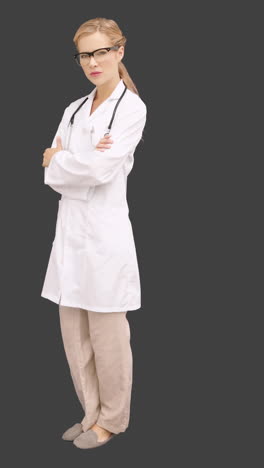 un doctor muy bonito sonriendo a la cámara.