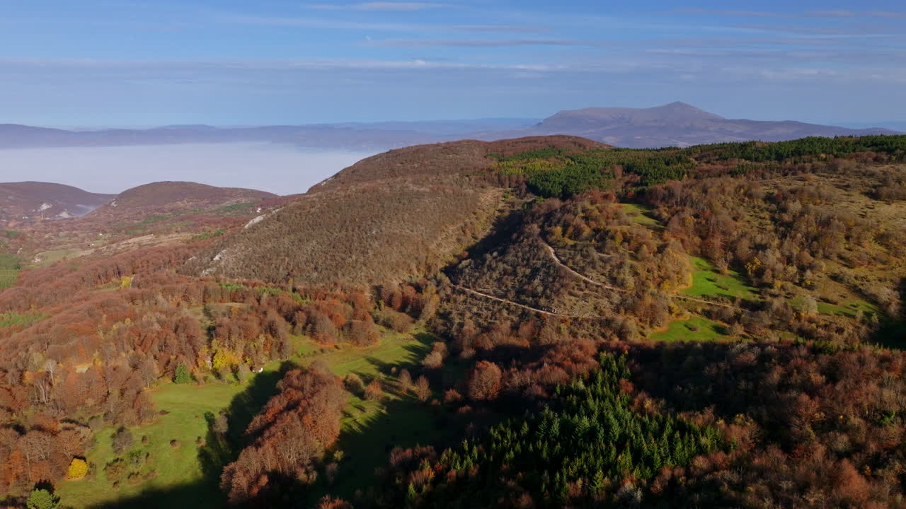 Paesaggio montano autunnale con nebbia nella valle
