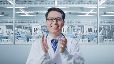 primer plano de un médico asiático con un estetoscopio aplaudiendo en el laboratorio