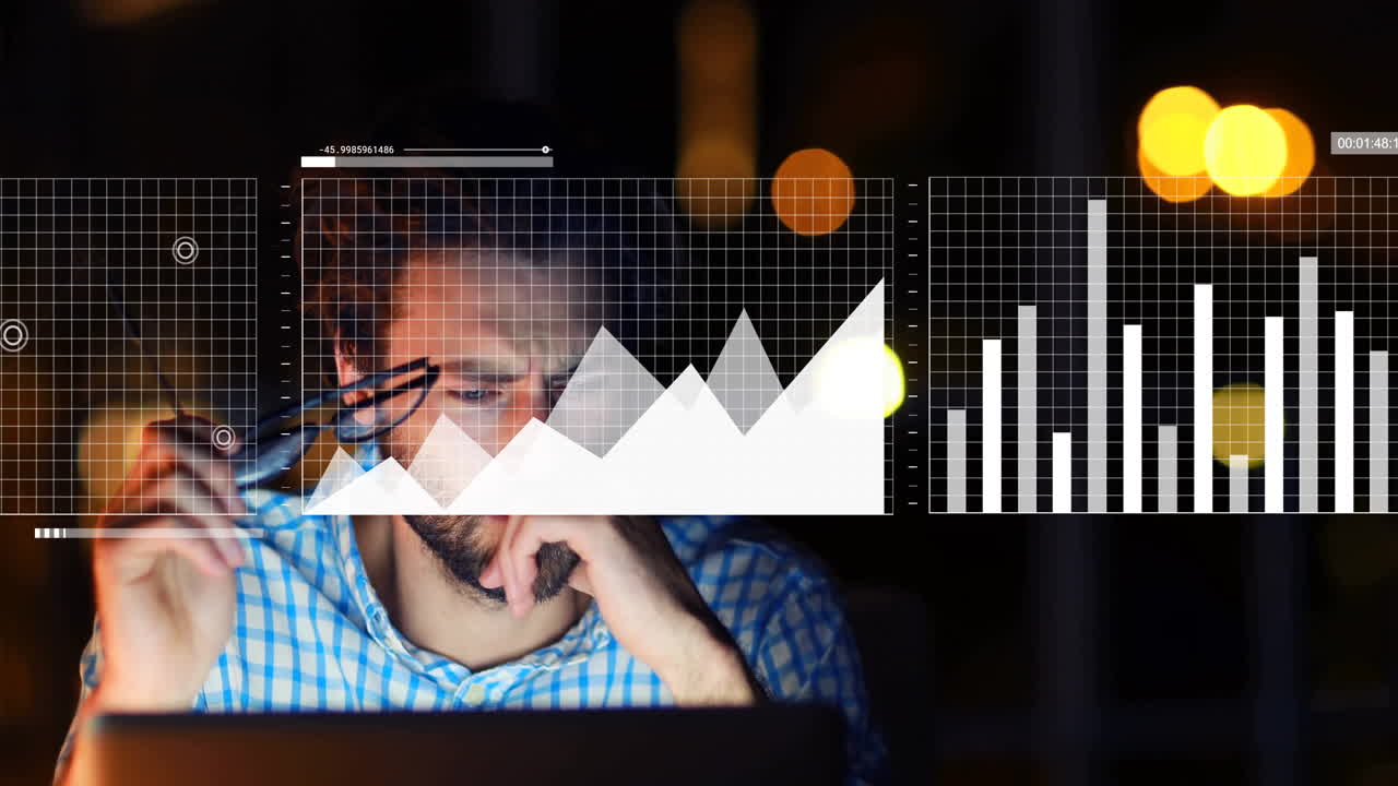 animación del procesamiento de datos financieros sobre un empresario caucásico que usa una computadora portátil en la oficina