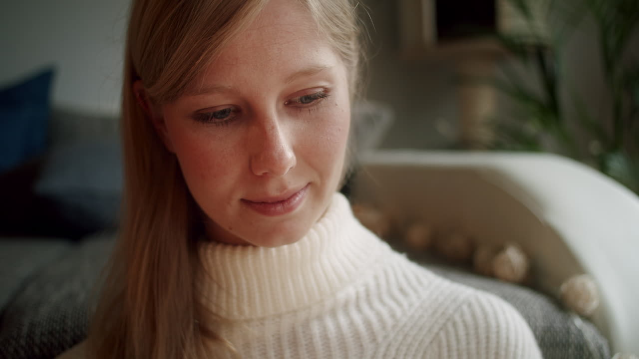 거실에서 책을 즐기는 아름다운 젊은 여성의 초상화