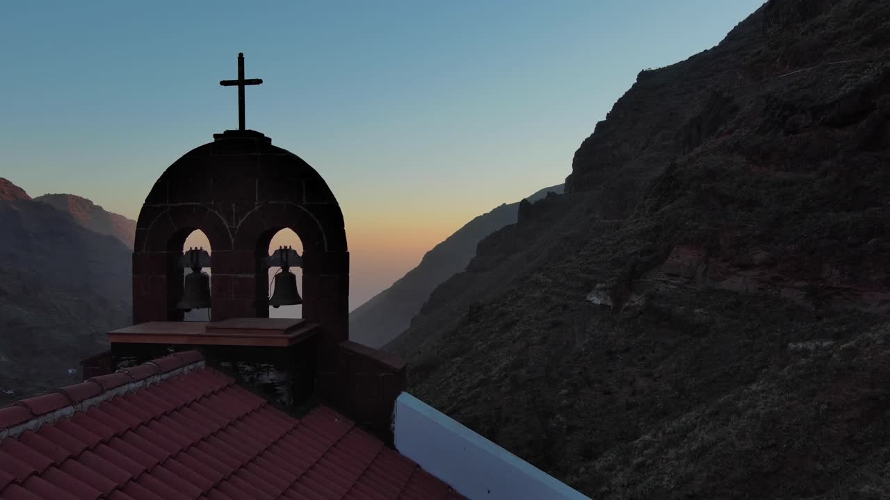 el crepúsculo se asienta sobre una aldea insular con una iglesia en un valle
