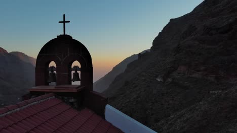 Die-Dämmerung-Senkt-Sich-über-Ein-Inseldorf-Mit-Einer-Kirche-In-Einem-Tal