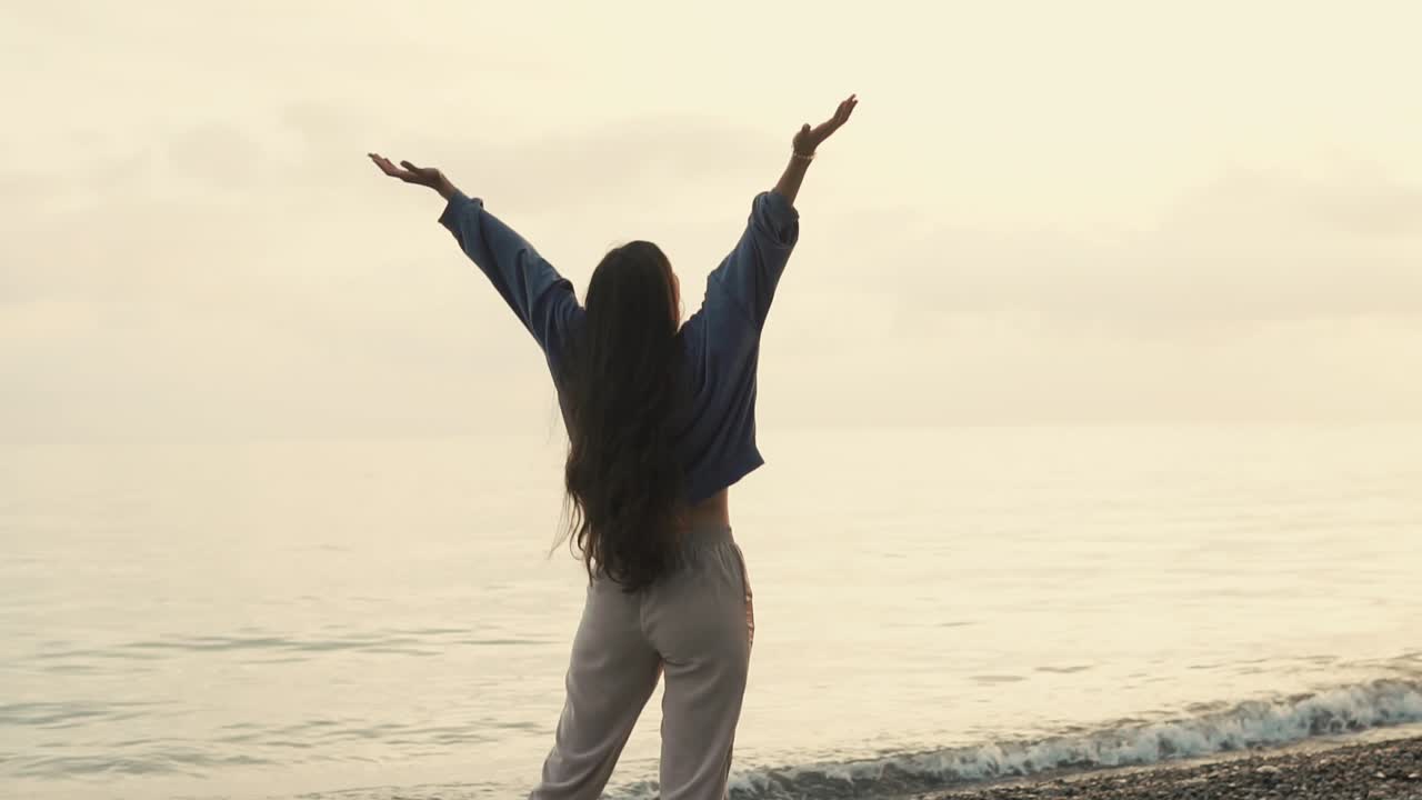 mujer disfrutando del amanecer en la playa