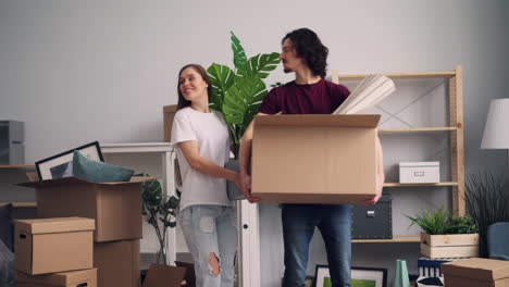 pareja mudándose a un nuevo apartamento
