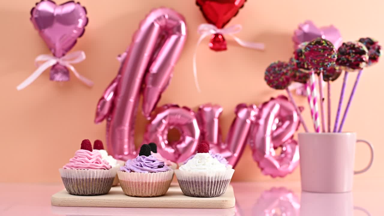 사랑스러운 발렌타인 데이 테이블, 로맨틱한 풍선, 디저트 케이크, 팝스, 컵케이크