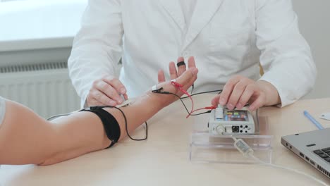 pruebas de nervios del paciente utilizando electromiografía en el centro médico