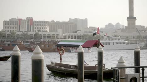 Botes-De-Madera-Pequeños-Y-Grandes-En-El-Arroyo-Dubai