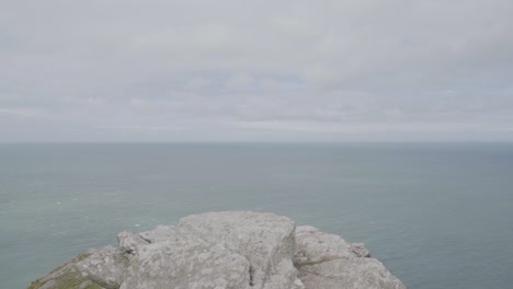 Acantilado-Costero-Moviéndose-Hacia-El-Borde-Vista-En-Cámara-Lenta-Del-Mar-Con-Cielo-Y-Nubes-North-Devon-Bristol-Channel-Reino-Unido