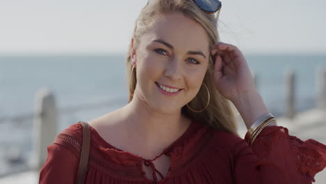 Retrato-Hermosa-Joven-Rubia-Sonriendo-Disfrutando-De-Vacaciones-En-La-Soleada-Playa-Del-Océano-Mirando-Feliz-Corriendo-De-La-Mano-A-Través-Del-Cabello-Exitosa-Mujer-Independiente-En-Cámara-Lenta