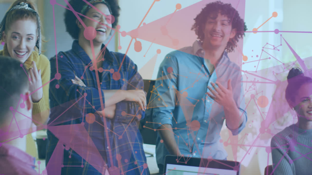 animación de redes de plexus sobre diversos colegas sonriendo juntos en la oficina