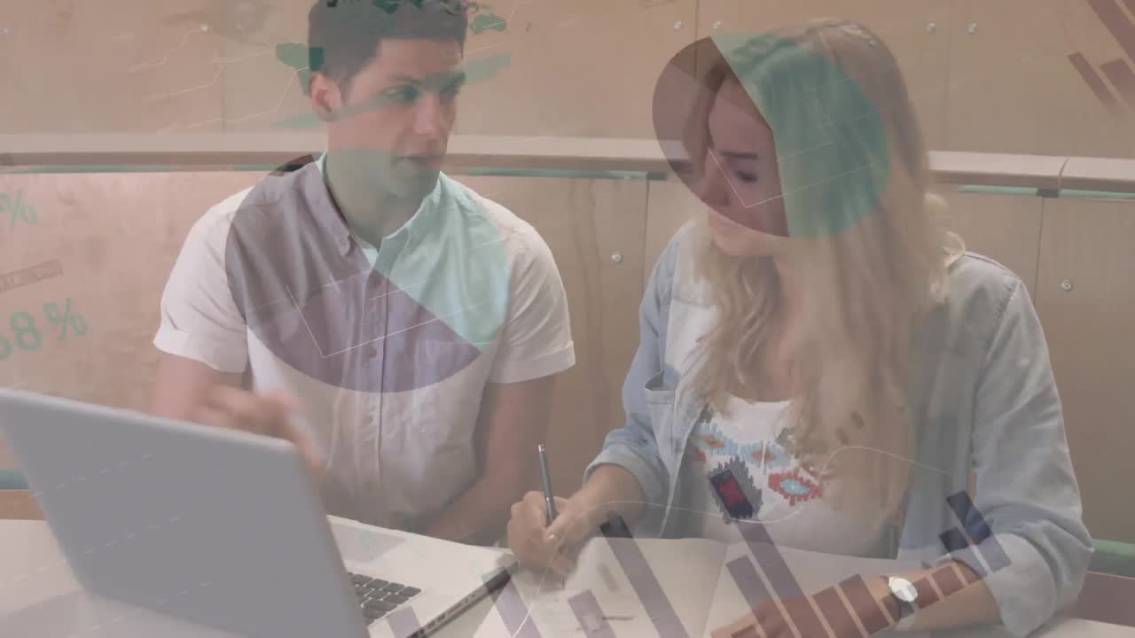 анимация цифровой обработки данных среди студентов мужского и женского пола, использующих ноутбуки и изучающих