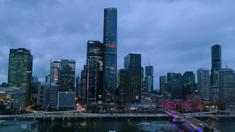 Brisbane-City-Night,-Verkehr-Auf-Der-Straße